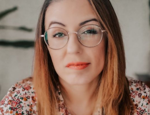 Estoy segura de que en más de una ocasión te has visto en el dilema de tener que ser honesta/o con alguien a quien no te gustaría, por nada del mundo, herir con tus palabras. Piénsalo… seguro que tienes alguna conversación difícil pendiente por ahí. [Silencio incómodo] ¿La tienes? Esto es muy habitual... ¡las relaciones humanas son complicadísimas! Y las emociones de otros no dependen realmente de nosotros. Aunque… con una pizca de inteligencia social, podemos influir en el modo en que nuestras palabras impactan en las personas. Vamos a ver cómo hacer una crítica de forma constructiva. Habrás vivido ya experiencias de todo tipo... Puede que hayas perdido a algún amigo o amiga por causa de tu sinceridad o que, sin llegar al extremo de romper la relación, todo haya dejado de ser lo mismo después de pronunciar las palabras que creías que debías decir (por su bien). Hace poco, me contaba una amiga cercana que había distanciado mucho su relación con su familia por un problema de este tipo. Mi amiga estaba muy ilusionada con un proyecto de negocio en el que se estaba volcando por completo. Sin embargo, desde su familia, lo único que recibía eran comentarios negativos acerca de lo mal que veían el sector en el que ella estaba emprendiendo… acerca de lo poco preparada que estaba ella para hacer funcionar un proyecto de ese tipo… Mi amiga estaba realmente ilusionada con su proyecto. Pero en presencia de su familia, acababa apagada, agotada y triste. Y lo cierto es que algunas de las críticas que le hacía su familia eran acertadas. Se trataba de un sector para el cual había que formarse muy bien, y ella carecía de formación. Sin embargo, el modo en que esas críticas eran lanzadas, destruyendo sus ilusiones y haciéndola sentir mal… no consiguió que ella analizara realmente sus posibilidades con ese proyecto. Lo que ocurrió fue que ella se empezó a alejar de su familia para evitar ese ambiente en el que sus ilusiones se apagaban y su autoestima se debilitaba. Es una lástima, porque algunos de los consejos que recibía la habrían ayudado a encauzar su proyecto de forma más realista. Pero… esos consejos llegaron en el formato incorrecto. Seguro que tú también tienes ejemplos cercanos en los que una crítica mal formulada estropeó una relación. Déjame un comentario y cuéntame cuál es tu experiencia más desastrosa a este respecto. ¿Qué debemos hacer entonces? ¿Callarnos cuando creemos que el mensaje puede no gustar a la persona destinataria? ¿Disfrazar nuestras palabras? ¿Fingir que nos encanta y nos parece bien todo cuando no es así? Cómo hacer una crítica constructiva: La fórmula Afortunadamente... tengo una fórmula para ti ;) Se trata de una de las técnicas de comunicación utilizadas con éxito en los procesos de coaching y ahora es toda tuya. Es la fórmula que te dice exactamente cómo hacer una crítica constructiva de forma eficaz. ¡Vamos con ella! La fórmula es la siguiente: Crítica constructiva = Descripción de la Conducta + Identificación de Situaciones + Explicación de Consecuencias + Propuesta de Alternativas Es muy sencilla, te voy a poner un ejemplo de cómo se aplicaría la fórmula a una situación hipotética: Situación hipotética: Tienes una buena amiga desde hace mucho tiempo, Anahí. Y tenéis por costumbre quedar, al menos, una vez a la semana para tomar algo y charlar. ¡Te encanta pasar tiempo con ella! Sin embargo, hace un par de meses tu amiga se echó novio (Elvis) y ahora lo lleva a todas vuestras tardes juntas. Te gustaría poder decirle que prefieres no tener que compartir ese momento con su pareja, pero no sabes muy bien cómo puede reaccionar. ¡Vamos con la fórmula! Paso 1: Descripción de la conducta Explica cuál es la conducta sobre la que quieres comentar tu punto de vista. Explícala sin más. No ataques, ni acuses, ni juzgues. Simplemente explica la situación de forma objetiva. Ejemplo de descripción de la conducta: “Anahí, tú y yo llevamos años quedando para tomar algo y charlar. Yo valoro mucho ese momento de la semana porque me siento a gusto contigo y me lo paso muy bien cuando estamos juntas. Sin embargo, desde hace un par de meses, cuando Elvis y tú empezasteis a salir juntos, vienes acompañada por él”. No estamos atacando, ni acusando, ni juzgando. Sólo describimos la situación. [Boletín] Paso 2: Identificación de situaciones Concreta cuáles son las situaciones en las que has observado la conducta de la que quieres hablar. Ejemplo de identificación de situaciones: “Concretamente, las últimas tres veces que nos vimos en la cafetería de siempre, Elvis vino contigo. Y cuando esta semana te llamé para invitarte a venir de compras, también nos acompañó”. Identificar las situaciones concretas, evita que la otra persona adopte una actitud de negación. Estás ayudando a esa persona a ver que lo que tú le estás diciendo que ocurre, realmente ocurre. Que no es una exageración ni una percepción imaginaria. Paso 3: Explicación de consecuencias Describe los efectos negativos de la conducta e intenta mencionar algún… [silencio] punto positivo. Ejemplo de explicación de consecuencias: “Aunque tu novio es muy simpático y siempre aporta un toque divertido a nuestras tardes de cafés, el hecho de que últimamente te acompañe está dificultando que tú y yo podamos hablar de una forma tan abierta y sincera como antes. A veces me gustaría poder hablar de determinados temas contigo que no me siento cómoda mencionando delante de él. La verdad es que echo de menos tener ese momento de la semana para hablar contigo a solas”. Seguimos sin atacar ni juzgar. Solo explicamos cuáles son las consecuencias que percibimos, tanto a nivel práctico como emocional. Paso 4: Proposición de alternativas Identifica las conductas que podrían sustituir a la conducta actual y proponlas. Ejemplo de proposición de alternativas: “Creo que podríamos intentar recuperar los momentos para quedar las dos solas aunque de vez en cuando quedemos también los tres, así no perderemos lo especial de nuestra amistad. Incluso podemos intentar buscar un momento de la semana en el que Elvis tenga otra ocupación para que no tengas que renunciar a tu tiempo con él, porque sé que lleváis poco tiempo y os apetece aprovechar cada segundo juntos ;)”. La proposición de alternativas es el paso clave de la fórmula. Cuando hacemos una crítica pero no aportamos una solución, esa crítica no es constructiva, de modo que no ayuda, solo señala con el dedo lo que no funciona. Y si nos limitáramos a señalar con el dedo, difícilmente eso sería útil para nadie. Y truquito extra: Si aplicas el lenguaje corporal de forma estratégica, puedes optimizar el efecto de tu mensaje en la otra persona. Tengo una lámina gratuita sobre el uso del lenguaje corporal para persuadir. Está incluida en el Pack de Herramientas que te puedes descargar gratis en https://30kcoaching.com/herramientas ¡Importante! Al principio, aplicar esta fórmula te costará un poco (sólo mientras no te acostumbres), así que asegúrate de llevar bien pensados tus argumentos e ideas y ensaya en casa antes de llevarla a cabo. Poco a poco... ¡irá sobre ruedas! Ahora te toca a ti. Ya sabes cómo hacer una crítica constructiva. Escoge una conducta de alguien sobre la que lleves tiempo queriendo intervenir pero te sentías limitado por el miedo a la reacción de la persona en cuestión. Escribe en una hoja de papel tus ideas para cada uno de los componentes de la fórmula y marca en tu agenda un momento de los próximos días para poner en práctica el feedback efectivo :) ¡Va a ir muy bien! Bien. Ahora que conoces la fórmula de la crítica constructiva, tal vez sientas que te vendría bien algún consejito extra sobre cómo actuar exactamente en el momento en que la vayas a poner en práctica. Tengo un vídeo anterior donde que doy algunas pautas específicas para una entrega exitosa y sin percances de tu feedback a la otra persona. Te dejo el vídeo por aquí: https://www.youtube.com/watch?v=bJ5HB5MmESU Y te dejo también un botón de acceso a mi libro “Tú Dejas Huella”. Te recomiendo mucho el capítulo 4, donde podrás entrenar tu habilidad en el uso de las palabras para tener un impacto poderoso en las personas: https://30kcoaching.com/libro